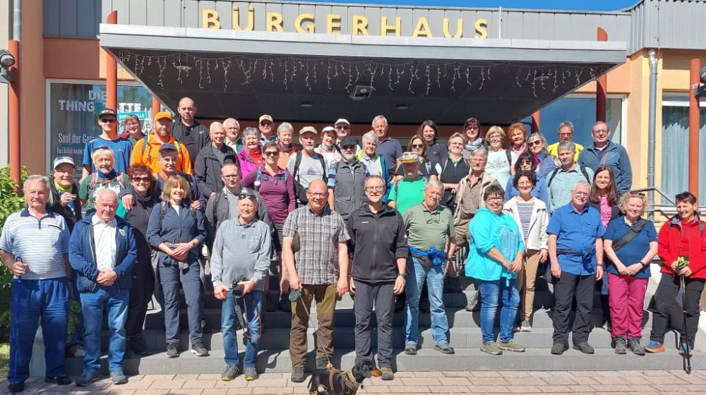 Gruppenfoto am Bürgerhaus vor dem Start der Städtepartnerschaftswanderung in Sontra. Foto: Stadt Sontra