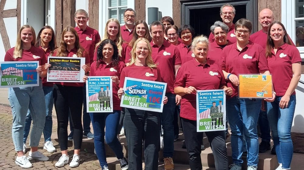 Mitarbeiterinnen und Mitarbeiter der Stadtverwaltung Sontra freuen sich darauf mit einheitlichen Shirts auf die BREiTWiESN gehen zu können Mitarbeiterinnen und Mitarbeiter der Stadtverwaltung Sontra freuen sich darauf mit einheitlichen Shirts auf die BREiTWiESN gehen zu können