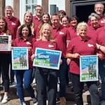 Mitarbeiterinnen und Mitarbeiter der Stadtverwaltung Sontra freuen sich darauf mit einheitlichen Shirts auf die BREiTWiESN gehen zu können