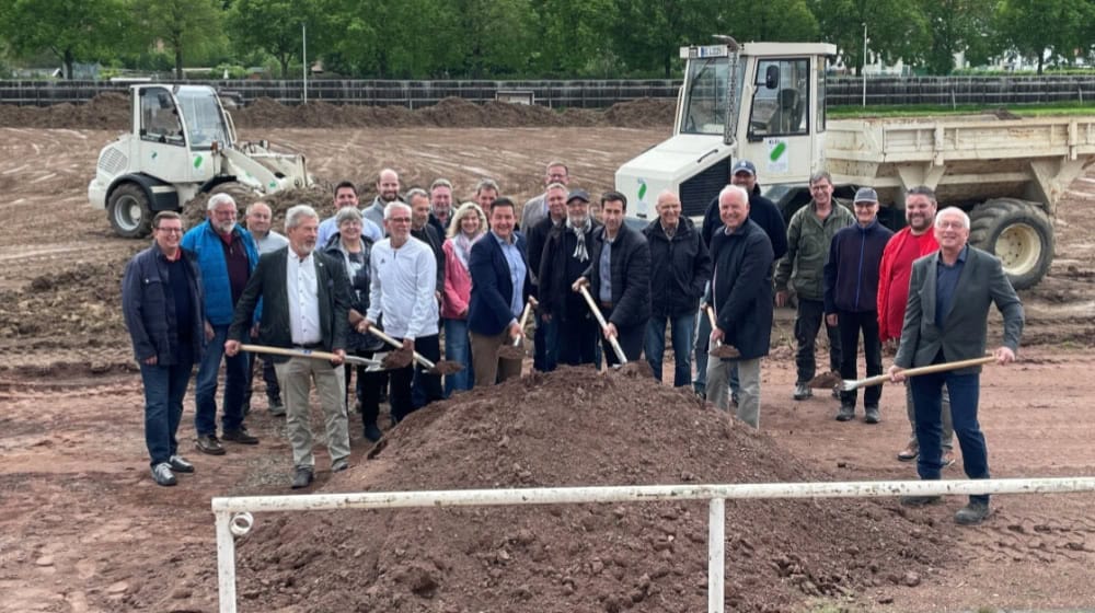 (Vordere Reihe, v.li.) Jobst Walter (SIG-Hessen Ingenieure), Klaus Dreßler (Sprecher der Mündener Sportvereine/Kreissportbund), Landrat Marcel Riethig, Bürgermeister Tobias Dannenberg, Jürgen Liebrecht (Leiter Kommunale Dienste) und Ulrich Klei (Geschäftsführer Bauunternehmen Klei) beim offiziellen Spatenstich vor den Augen der anwesenden Vereinsvertreter und Gäste. Foto: Simon