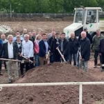 (Vordere Reihe, v.li.) Jobst Walter (SIG-Hessen Ingenieure), Klaus Dreßler (Sprecher der Mündener Sportvereine/Kreissportbund), Landrat Marcel Riethig, Bürgermeister Tobias Dannenberg, Jürgen Liebrecht (Leiter Kommunale Dienste) und Ulrich Klei (Geschäftsführer Bauunternehmen Klei) beim offiziellen Spatenstich vor den Augen der anwesenden Vereinsvertreter und Gäste. Foto: Simon