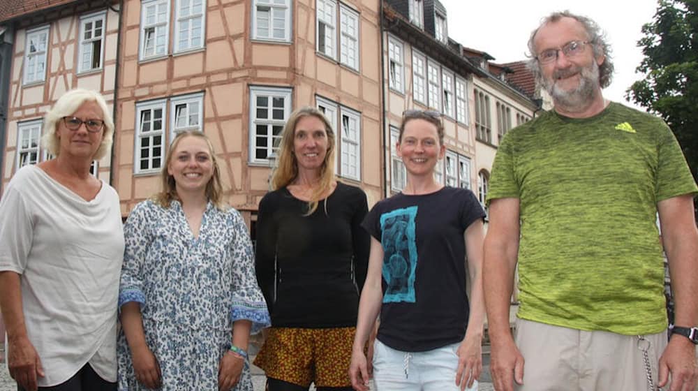 Das Team des Mehrgenerationenhauses freut sich auf viele Besucherinnen und Besucher: (v.li.) Peter Beuermann, Martina Görtler, Franziska Pinne, Elke Steden, Martina Betjen und Peter Teune. Foto Simon Das Team des Mehrgenerationenhauses freut sich auf viele Besucherinnen und Besucher: (v.li.) Peter Beuermann, Martina Görtler, Franziska Pinne, Elke Steden, Martina Betjen und Peter Teune. Foto Simon