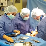 Die OTA-Auszubildende Maha Rascho (links) assistiert als Instrumentiererin den Unfallchirurgen Dr. Thomas Näther und Florian Kohler. Fotos: EKW
