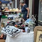 Gemütliche Flohmarkt-Atmosphäre in der Burgstrasse in Hann. Münden. Foto: HMM