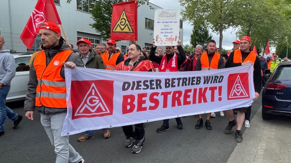 Rund 150 Mitarbeitende von Coherent demonstrierten vor dem Werk im Industriegebiet Grone. Foto Bernard Marks 