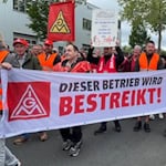 Rund 150 Mitarbeitende von Coherent demonstrierten vor dem Werk im Industriegebiet Grone. Foto Bernard Marks 