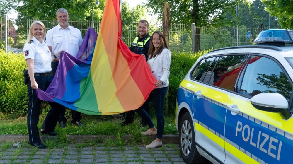 Polizei Göttingen hisst LSBTIQ-Flagge