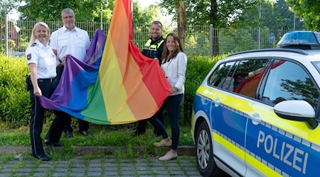 Polizei Göttingen hisst LSBTIQ-Flagge