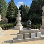 Die Gedenkstätte der Familie Eberwein ist eine neue Komposition und hat mit dem historischen Grabmal nichts mehr zu tun. Fotos: Bernard Marks, Bachmann