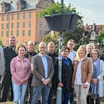 23 der insgesamt 40 Blumenampeln konnten dank einer großartigen Unterstützung der Hann. Mündener Wirtschaft finanziert werden. Foto: HMM