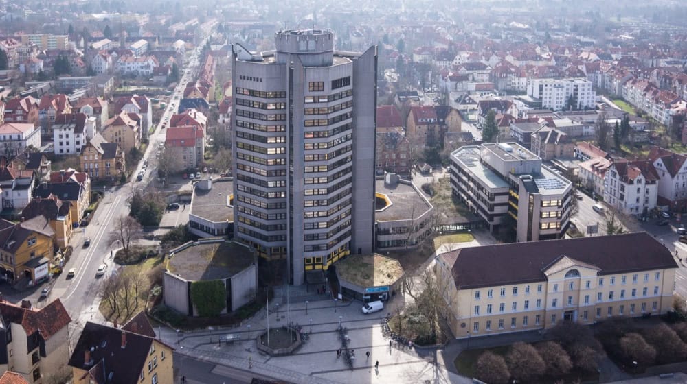 Das Göttinger Rathaus von aus der Luft - auch hier gibt es eine angespannte Finanzlage. Foto: Stadt Göttingen