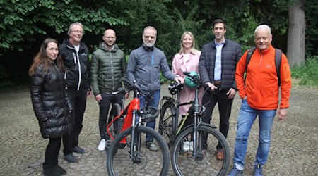 (V.li.) Aurelie Kleinert, Siegfried Pflum, Marco Graef, Roland Graunitz, Katrin Meyer, Bürgermeister Tobias Dannenberg und Martin Böhmer von der Stadtverwaltung blicken der diesjährigen Stadtradeln-Ausgabe entgegen. Foto: Simon