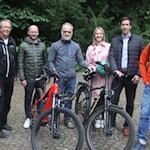 (V.li.) Aurelie Kleinert, Siegfried Pflum, Marco Graef, Roland Graunitz, Katrin Meyer, Bürgermeister Tobias Dannenberg und Martin Böhmer von der Stadtverwaltung blicken der diesjährigen Stadtradeln-Ausgabe entgegen. Foto: Simon
