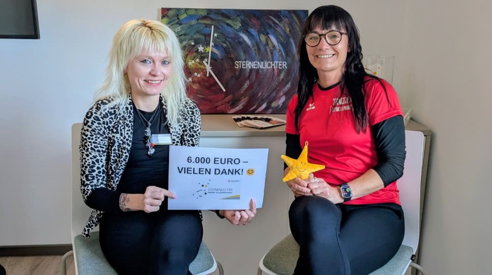 Maren Iben vom Kinder- und Jugendhospize Sternenlichter ist über die tolle Spende hoch erfreut:  Mit einem Spendenlauf hat Tanja Ratheisky (rechts) aus Alfeld kürzlich des den Bodensee umrundet. Foto: Sternenlichter