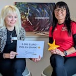 Maren Iben vom Kinder- und Jugendhospize Sternenlichter ist über die tolle Spende hoch erfreut:  Mit einem Spendenlauf hat Tanja Ratheisky (rechts) aus Alfeld kürzlich des den Bodensee umrundet. Foto: Sternenlichter