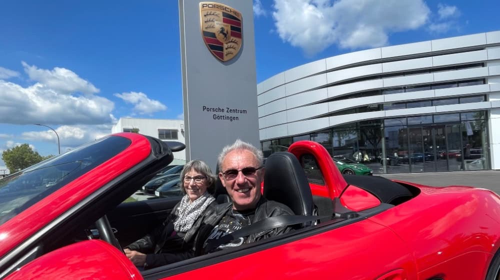 Tolle Atmosphäre am Tag der offenen Tür: Viele Besucher kamen ins neue Porsche Zentrum Göttingen. Fotos: Bernard Marks 