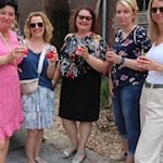 Nach getaner Arbeit ließen die Mitarbeiterinnen der städtischen Kindertagesstätte Wichmannshausen den Tag auf dem Feierabendmarkt gemeinsam ausklingen. Bild: Stadt Sontra 