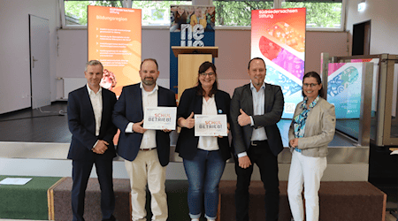Wolfgang Muhs (SüdniedersachsenStiftung), Saša Ištuk (DB Fahrzeuginstandhaltung GmbH), Katharina Runkel (Neue IGS Göttingen), Christian Schwamberger (Deutsche Bahn AG) und Maria Karaus (Stadt Göttingen) bei der Kooperationsvereinbarung zwischen der Neuen IGS Göttingen und der DB Fahrzeuginstandhaltung GmbH. Foto: SüdniedersachsenStiftung.