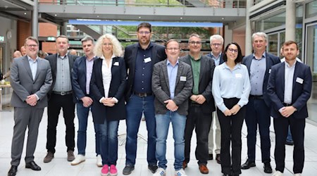 Florian Renneberg (SüdniedersachsenStiftung), Desideriu Balasz (Avacon), Oliver Krüger (HarzEnergie), Claudia Weitemeyer und Peter Oswald (beide SüdniedersachsenStiftung), Martin Greda (FEST), Dr. Daniel Tomowski (WiReGo), Georg Folttmann (KWS), Meryem Maghrebi (cruh21), Dieter Krause (EAM) und Florian Scheffler (Fraunhofer IST).Fotot: SüdniedersachsenStiftung
