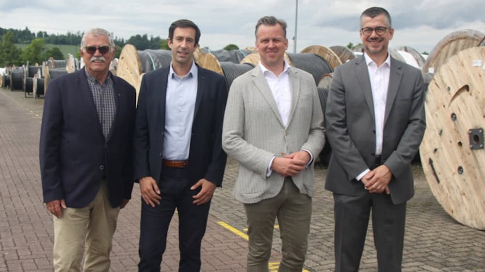 Hedemündens Ortsbürgermeister Kurt Koppetsch und Hann. Mündens Bürgermeister Tobias Dannenberg mit Dr. Jens Artelt und Dr.-Ing. Falko Schröter vom Vorstandsteam der Klaus Faber AG. Foto Simon