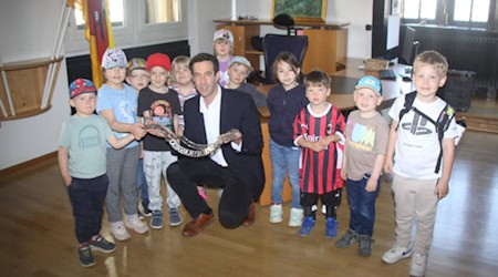 Bürgermeister Tobias Dannenberg umringt von den Schützlingen der Ev.-luth. Kindertagesstätte St. Matthäus.Foto Simon