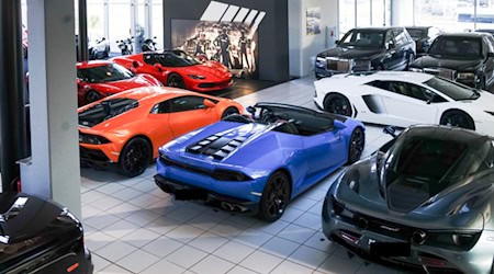 Luxusautos in einem Kasseler Autohaus. Foto Bernard Marks 