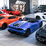 Luxusautos in einem Kasseler Autohaus. Foto Bernard Marks 