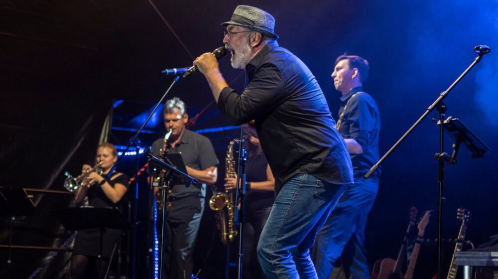 Phil Miller & The Mills-Tones beleben die Zeiten kraftvoller Blues- und Soulbands wieder und heizen am Samstag das Publikum auf dem Doktorwerder in Hann. Münden ein. Foto: Band 