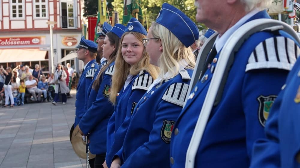 Buntes Treffen: Die Schützen und Schützinnen versammelten sich auf dem Marktplatz in Göttingen. Fotos Bernard Marks