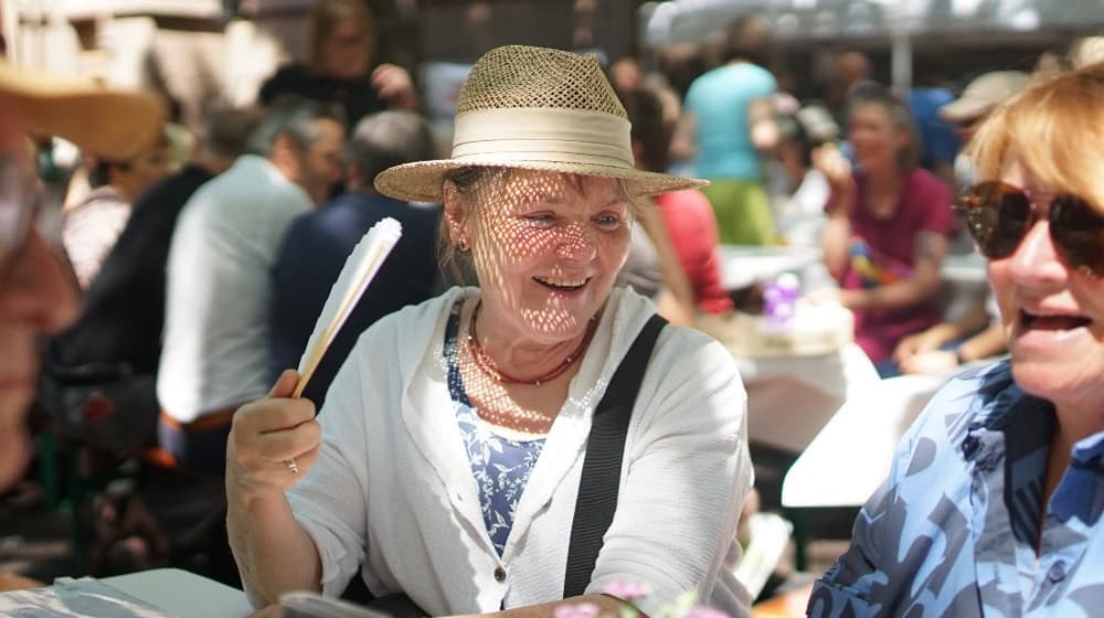Gute Stimmung bei sommerlichen Temperaturen - das Bürgerfrühstück Göttingen war gut besucht. Fotos: Bernard Marks 