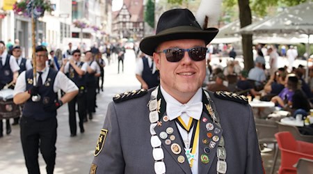 Mitten im Umzug mit viel Publikum auf dem Göttinger Marktplatz - der BSG-Oberschaffer André Faulhaber. Fotos Bernard Marks  