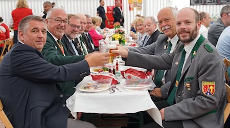 Ausgelassene Stimmung zum Abschluss des Schützenfestes herrschte im Festzelt am Jahnstadion. Fotos Bernard Marks 