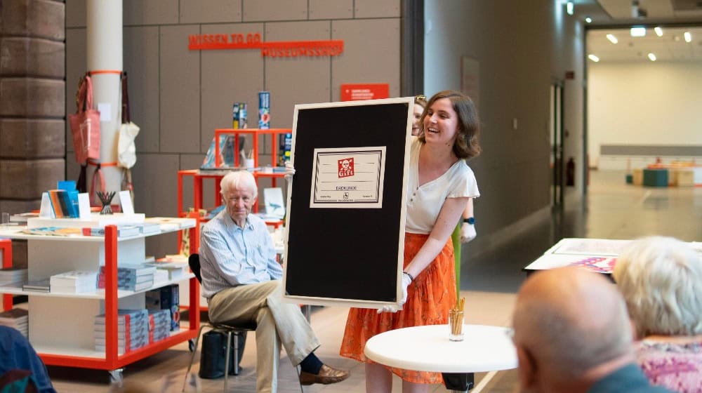 Oona Lochner, wissenschaftliche Mitarbeiterin am Kunstgeschichtlichen Seminar der Universität Göttingen. Im Hintergrund freut sich Prof. Gerhard Bodenstein. Fotos Bernard Marks 