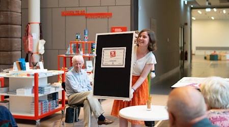 Oona Lochner, wissenschaftliche Mitarbeiterin am Kunstgeschichtlichen Seminar der Universität Göttingen. Im Hintergrund freut sich Prof. Gerhard Bodenstein. Fotos Bernard Marks 