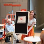Oona Lochner, wissenschaftliche Mitarbeiterin am Kunstgeschichtlichen Seminar der Universität Göttingen. Im Hintergrund freut sich Prof. Gerhard Bodenstein. Fotos Bernard Marks 