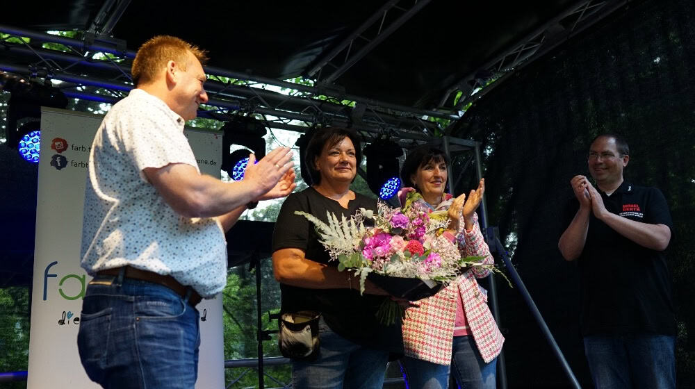 Ein Blumenstrauß für Britta Barth als Dank für ihr Engagement für das Hospiz Hann. Münden. Fotos Bernard Marks 