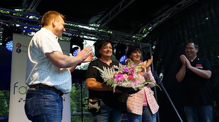 Ein Blumenstrauß für Britta Barth als Dank für ihr Engagement für das Hospiz Hann. Münden. Fotos Bernard Marks 
