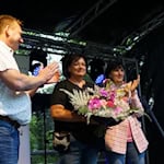 Ein Blumenstrauß für Britta Barth als Dank für ihr Engagement für das Hospiz Hann. Münden. Fotos Bernard Marks 