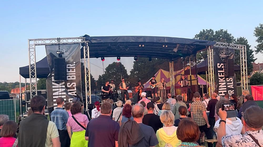 Die schottische Band Mànran begeisterte zum Auftakt des Kultursommers 2025 auf den Werra-Wiesen in Witzenhausen mit energiegeladenem Celtic Rock und gälischem Gesang.