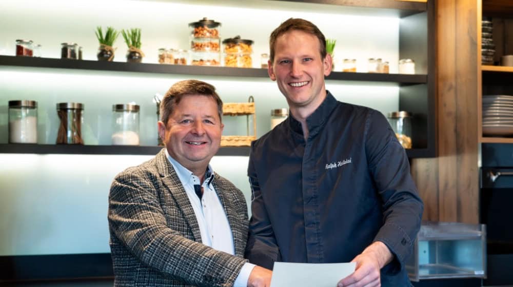 Freude über den Stern: Inhaber des Romantischen Winkels Joseph Oelkers und Chef de Cuisine Ralph Holloko.  Foto: Romantischer Winkel