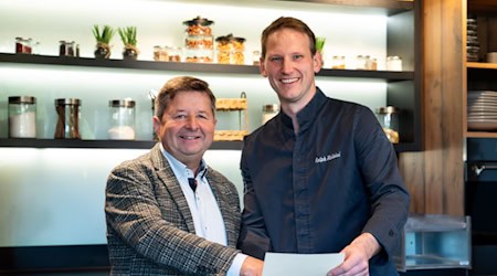 Freude über den Stern: Inhaber des Romantischen Winkels Joseph Oelkers und Chef de Cuisine Ralph Holloko.  Foto: Romantischer Winkel