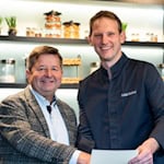 Freude über den Stern: Inhaber des Romantischen Winkels Joseph Oelkers und Chef de Cuisine Ralph Holloko.  Foto: Romantischer Winkel