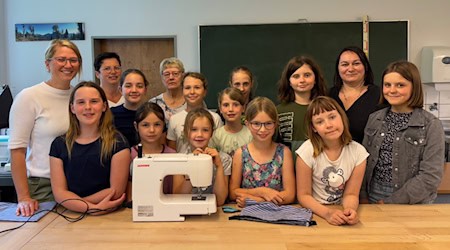 Landrätin Nicole Rathgeber (links) mit den Teilnehmerinnen der Näh-AG an der Südringgauschule Herleshausen sowie Schulleiterin Regina Nizold, Giesela Fischer und Magdalena Böckmann vom Landfrauenverein Herleshausen (hintere Reihe, von links). Foto: WMK