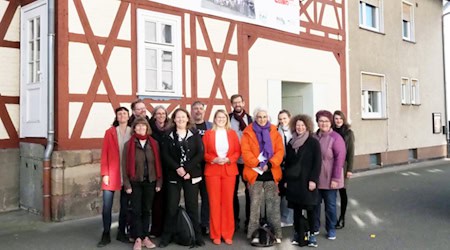 Landrätin Nicole Rathgeber (Mitte) mit vielen Kulturakteuren im Werra-Meißner-Kreis beim Jurybesuch des Bundes-Förderprogramms Aller-Land im April 2025. Foto: WMK