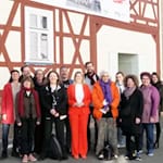 Landrätin Nicole Rathgeber (Mitte) mit vielen Kulturakteuren im Werra-Meißner-Kreis beim Jurybesuch des Bundes-Förderprogramms Aller-Land im April 2025. Foto: WMK