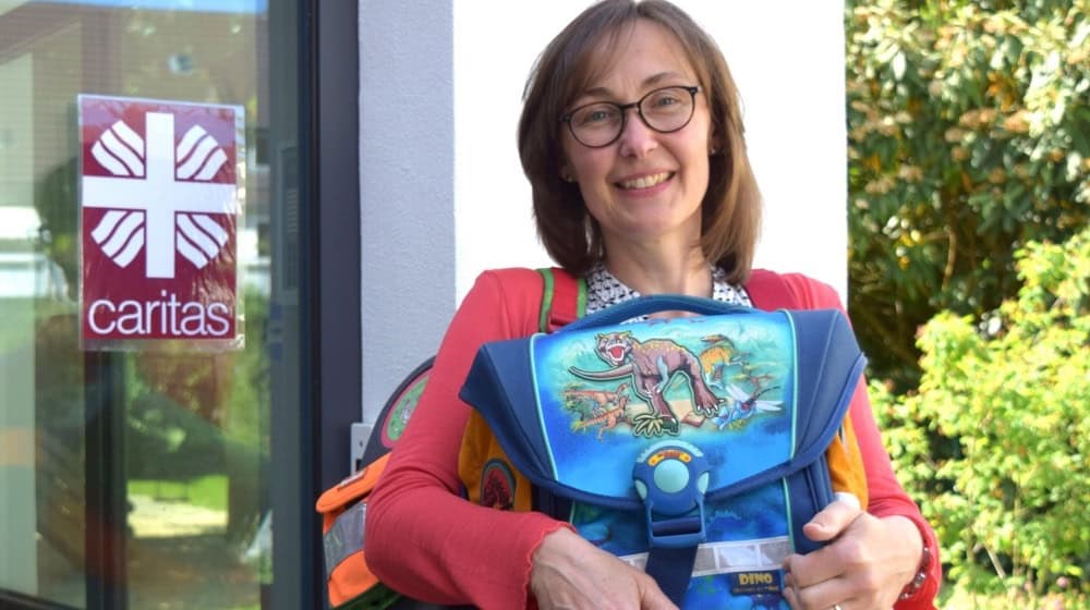 Maria Weiss sammelt gut erhaltene Schultaschen, um sie an Familien mit geringem Einkommen weiterzugeben. Fotocredit: Caritas