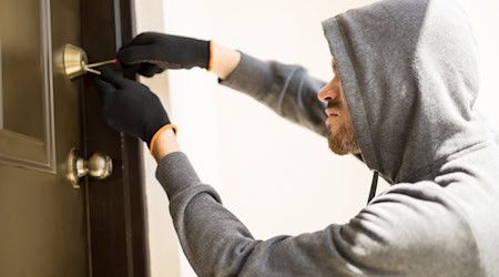 Ein Einbrecher beim Öffnen einer Haustür. Foto Freepik