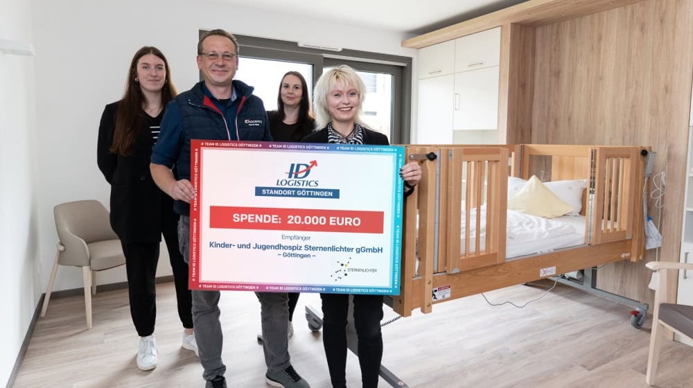 Spendenübergabe in einem Zimmer, in dem die schwerstkranken Gäste des Kinder- und Jugendhospizes Sternenlichter untergebracht sin (v.l.): Sophie Brekalo, Sergie Schiller, Sarah Könecke (ID Logistics) und Maren Iben (Sternenlichter). Foto: Iben