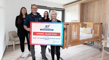 Spendenübergabe in einem Zimmer, in dem die schwerstkranken Gäste des Kinder- und Jugendhospizes Sternenlichter untergebracht sin (v.l.): Sophie Brekalo, Sergie Schiller, Sarah Könecke (ID Logistics) und Maren Iben (Sternenlichter). Foto: Iben