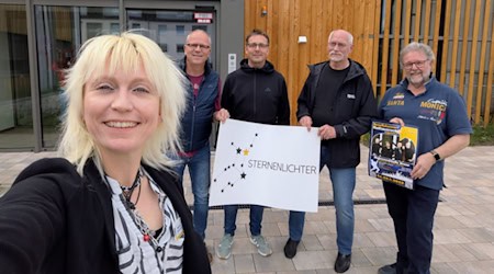 Spendenübergabe vor dem Haupteingang des Kinder- und Jugendhospizes Sternenlichter: Maren Iben (l.) mit den „Rathausrockern“. Foto Iben